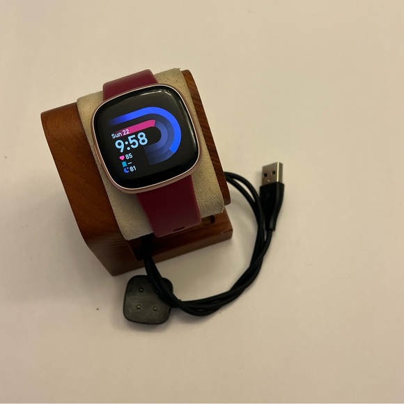Fitbit Versa 4 (tested Charger included rose gold case)